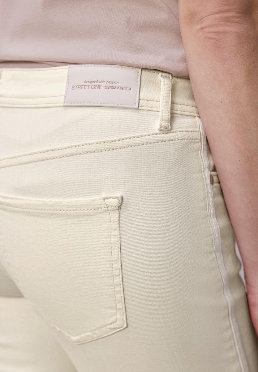 Straight Leg Jeans mit fransigem Saum