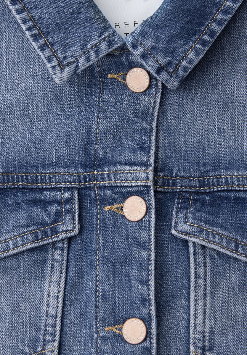 Jeansjacke mit Knöpfen und Backprint