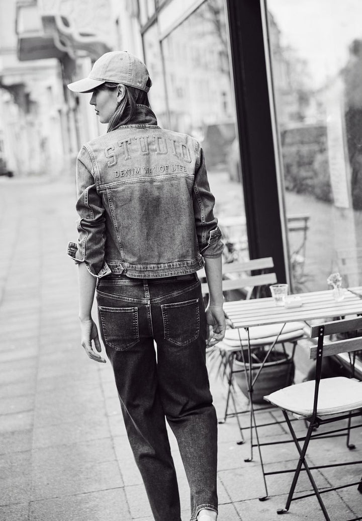 Jeansjacke mit Knöpfen und Backprint