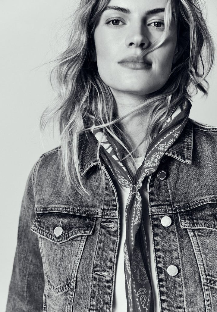 Jeansjacke mit Knöpfen und Backprint