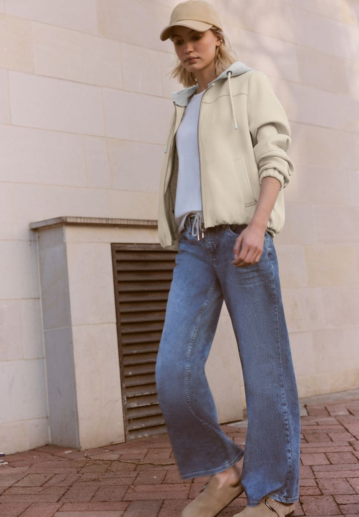 Jacke mit abnehmbarer Kapuze