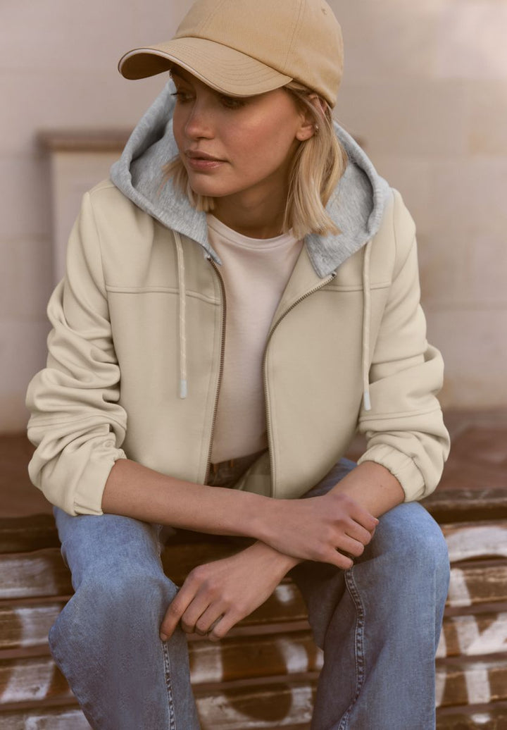 Jacke mit abnehmbarer Kapuze