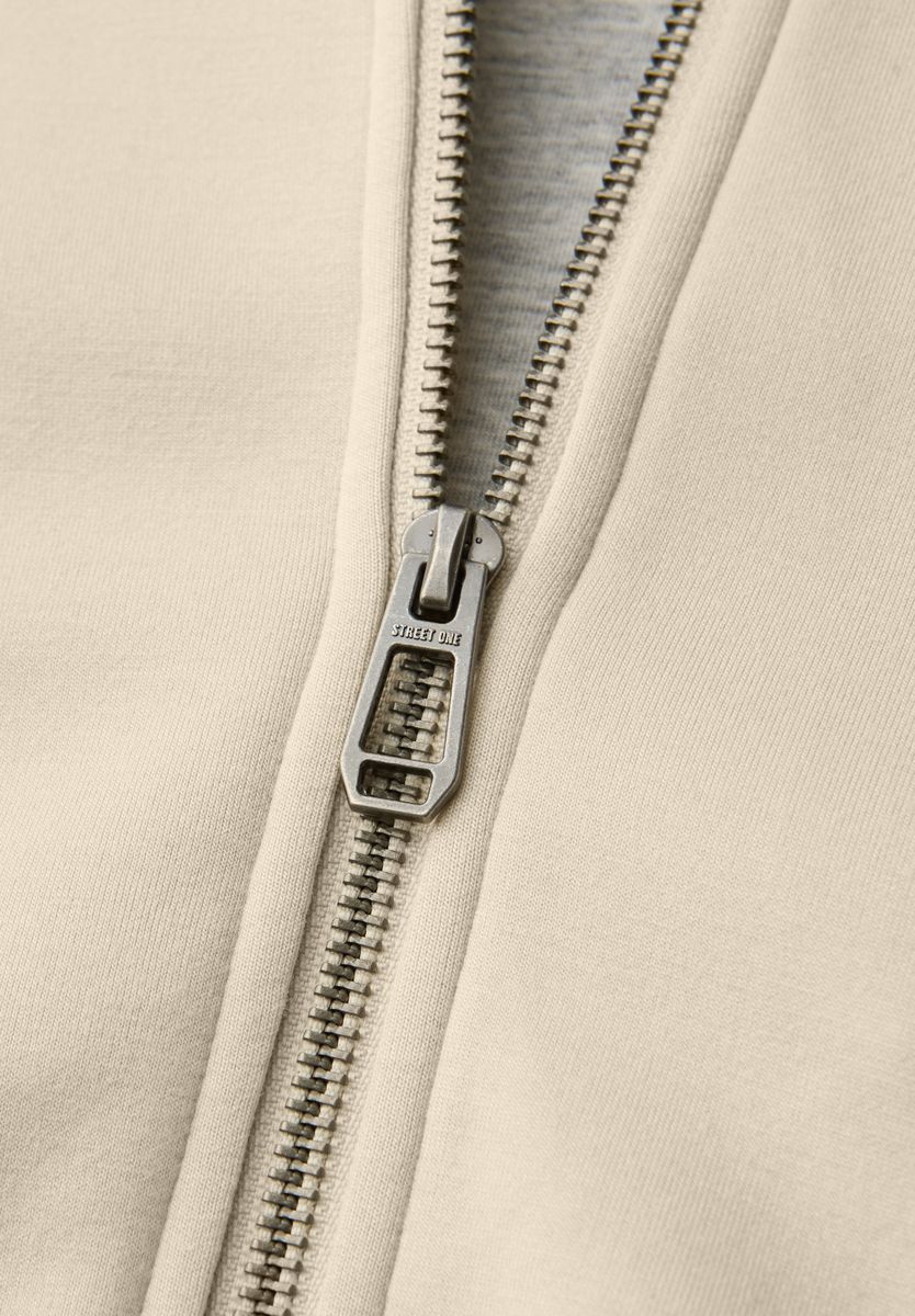 Jacke mit abnehmbarer Kapuze