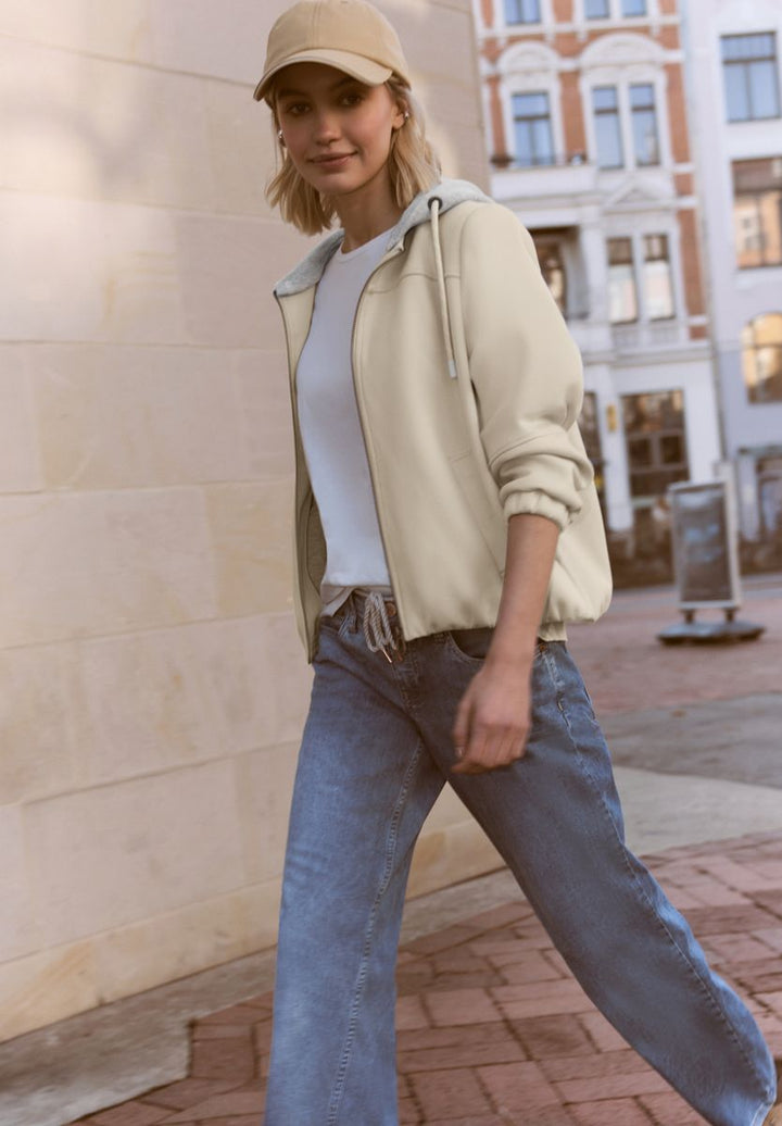 Jacke mit abnehmbarer Kapuze