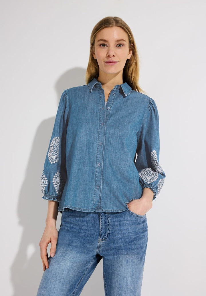 Jeansbluse mit Stickerei