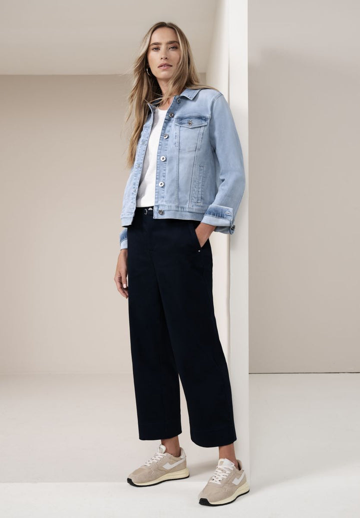Jeansjacke mit Brusttaschen und Knöpfen