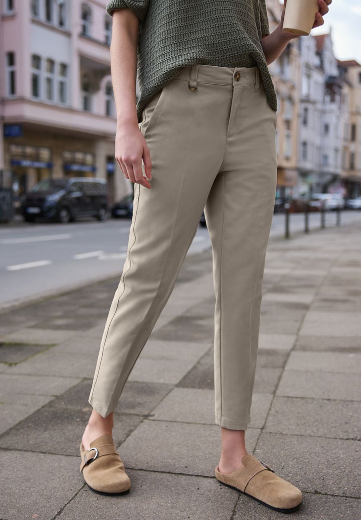 Mid Waist Slim Leg Chino im Casual Fit