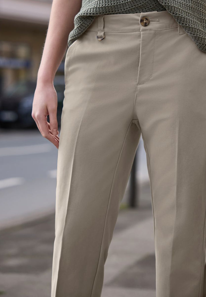 Mid Waist Slim Leg Chino im Casual Fit