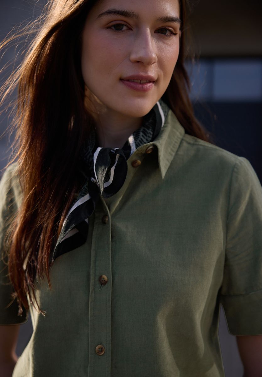 Kurzarm Bluse in Cord-Qualität