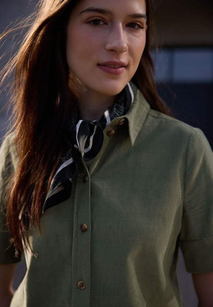 Kurzarm Bluse in Cord-Qualität