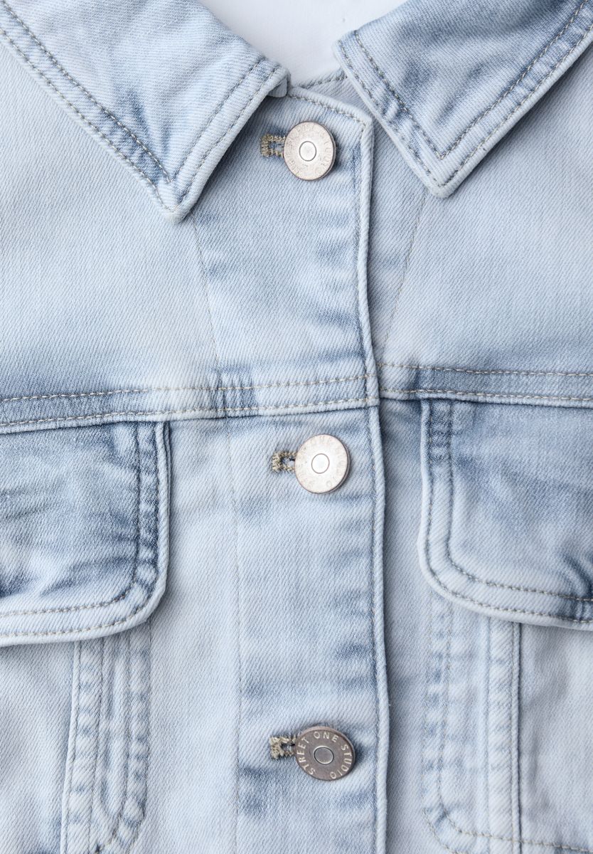 Jeansjacke mit Brusttaschen und Knöpfen