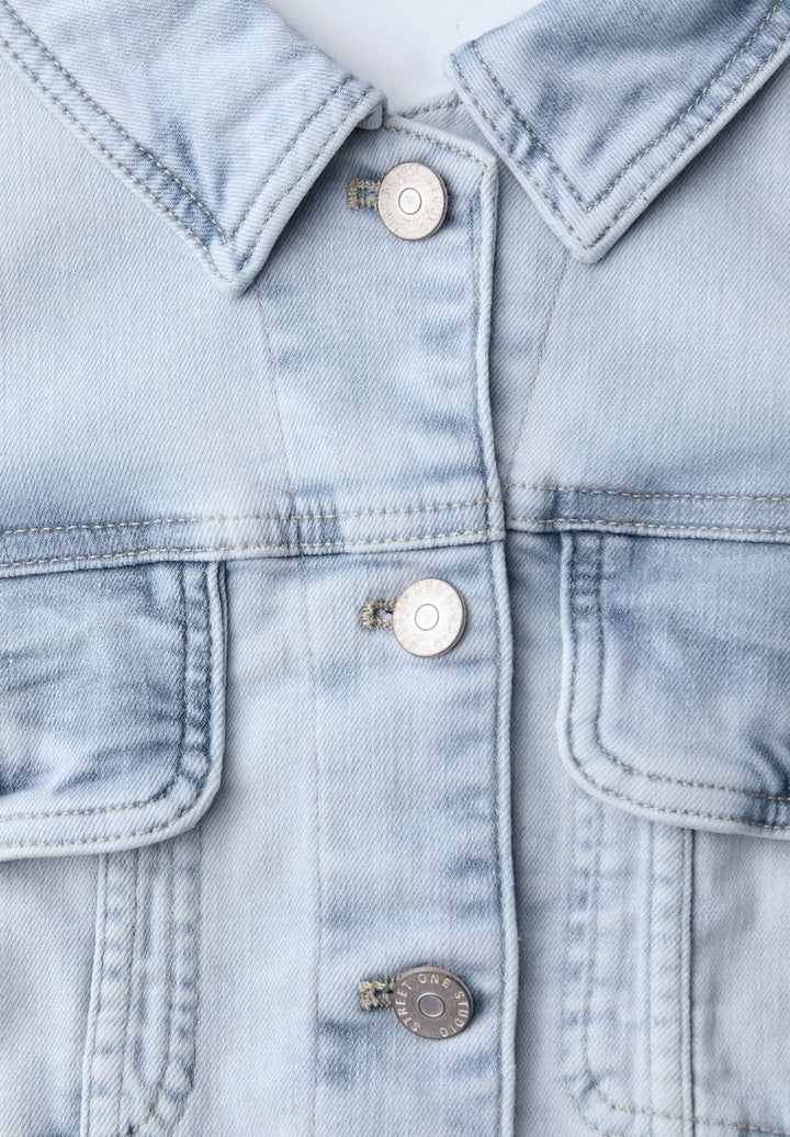 Jeansjacke mit Brusttaschen und Knöpfen