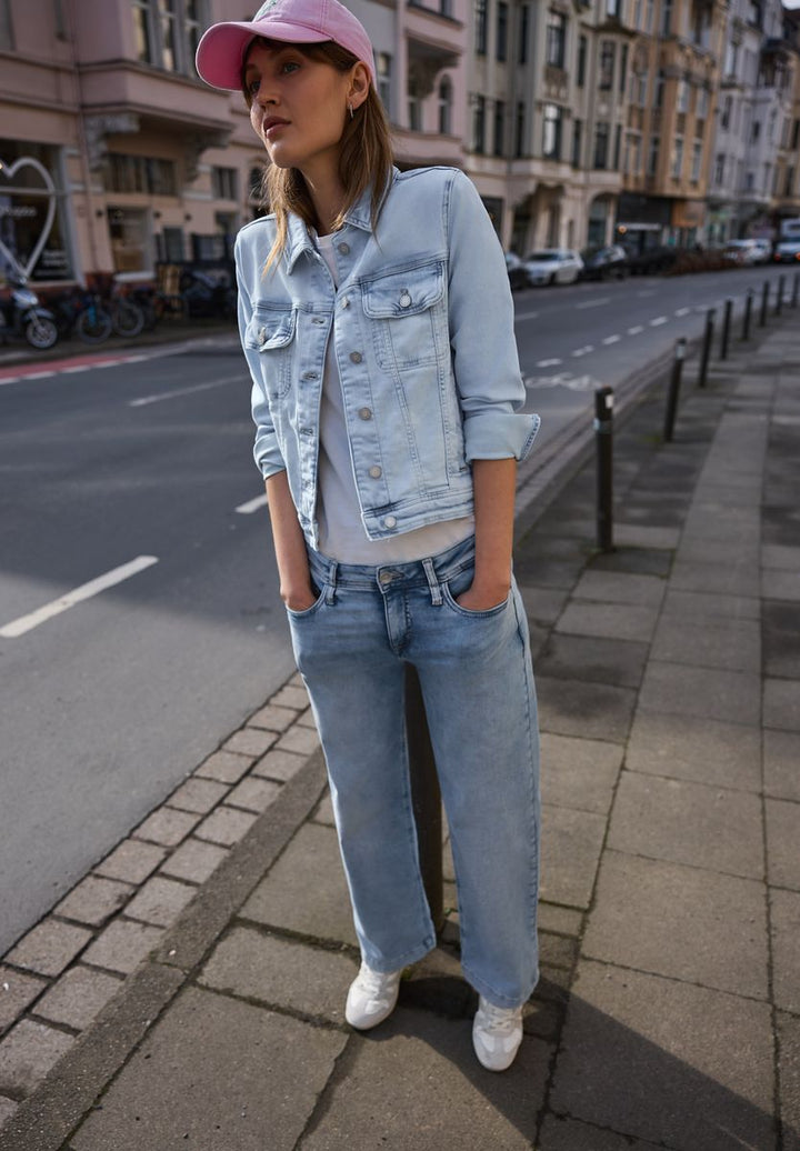 Jeansjacke mit Brusttaschen und Knöpfen