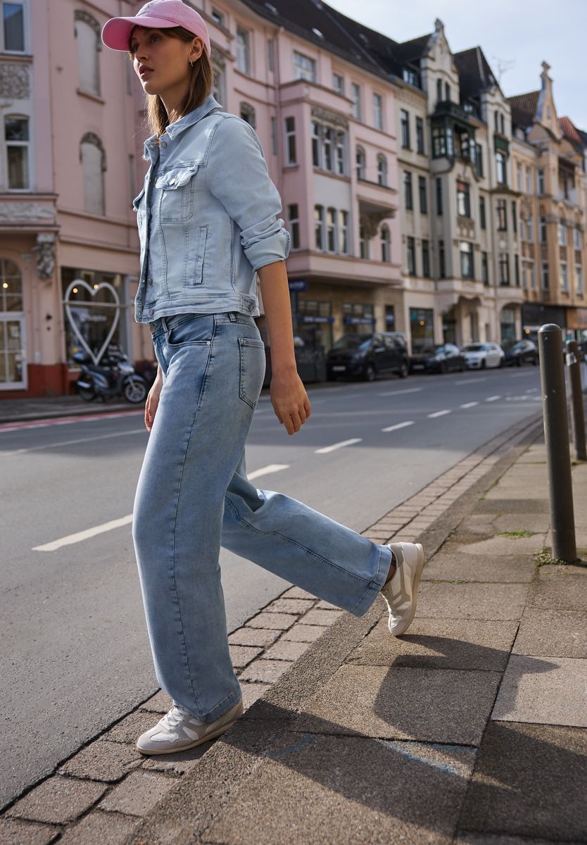 Jeansjacke mit Brusttaschen und Knöpfen
