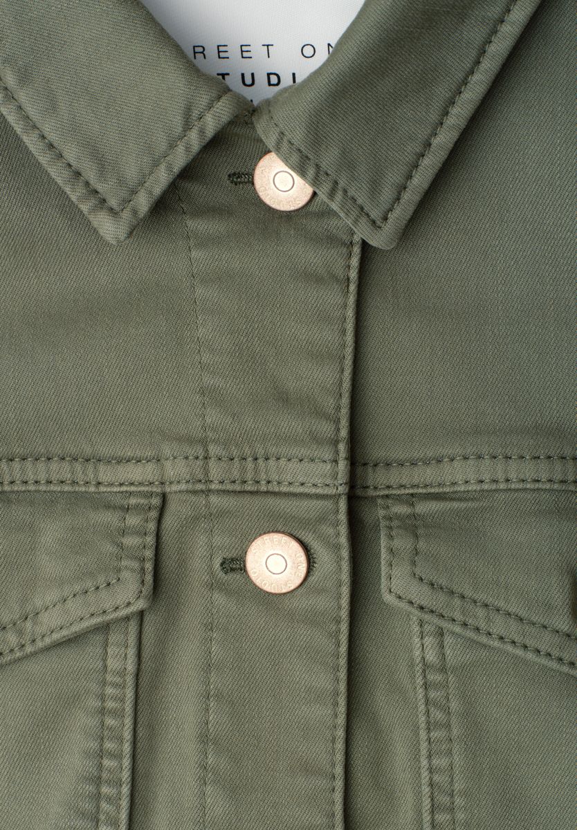 Jeansjacke mit Knöpfen im Cropped Fit