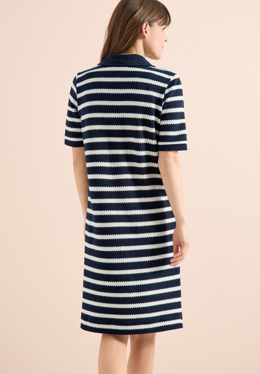 Knielanges Kleid in Ajourstrick