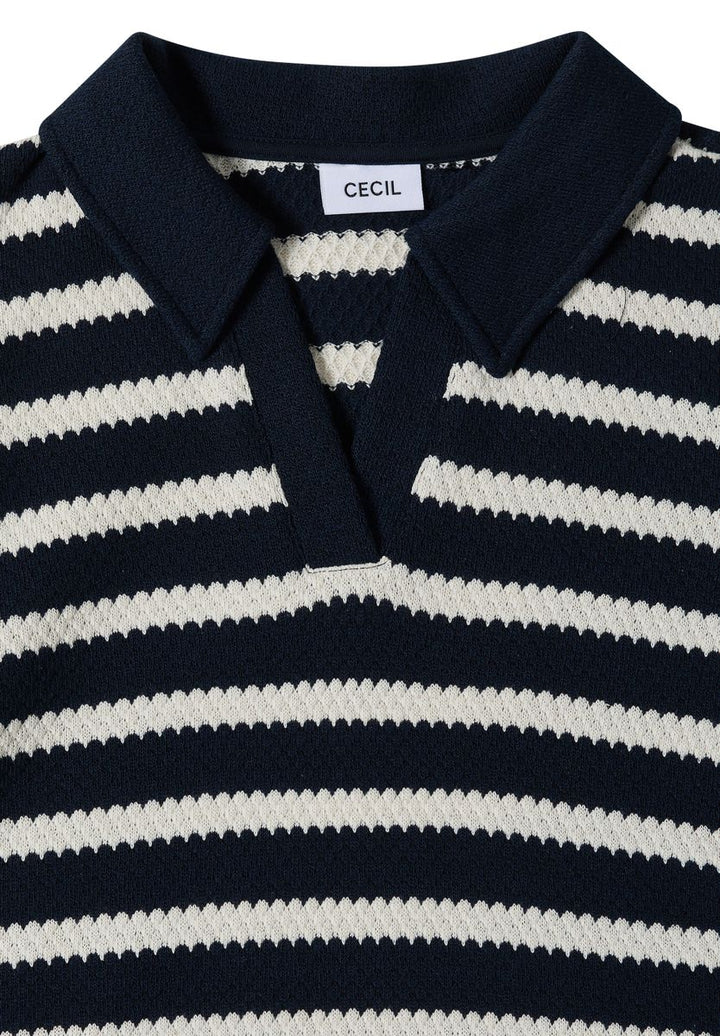 Knielanges Kleid in Ajourstrick