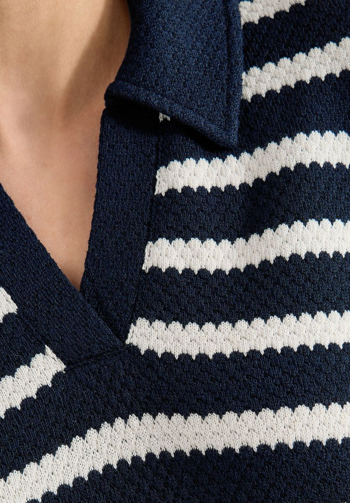 Knielanges Kleid in Ajourstrick