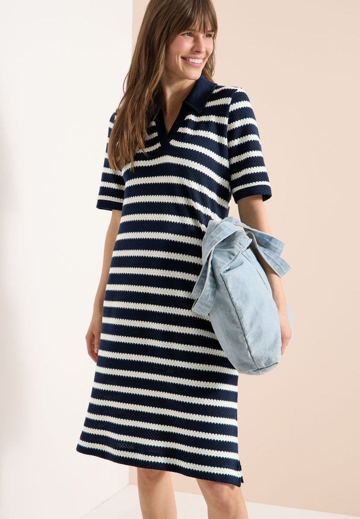 Knielanges Kleid in Ajourstrick