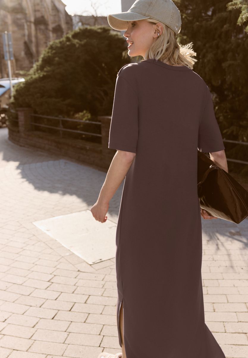 Midi-Kleid mit Rundhals und Knopfdetail