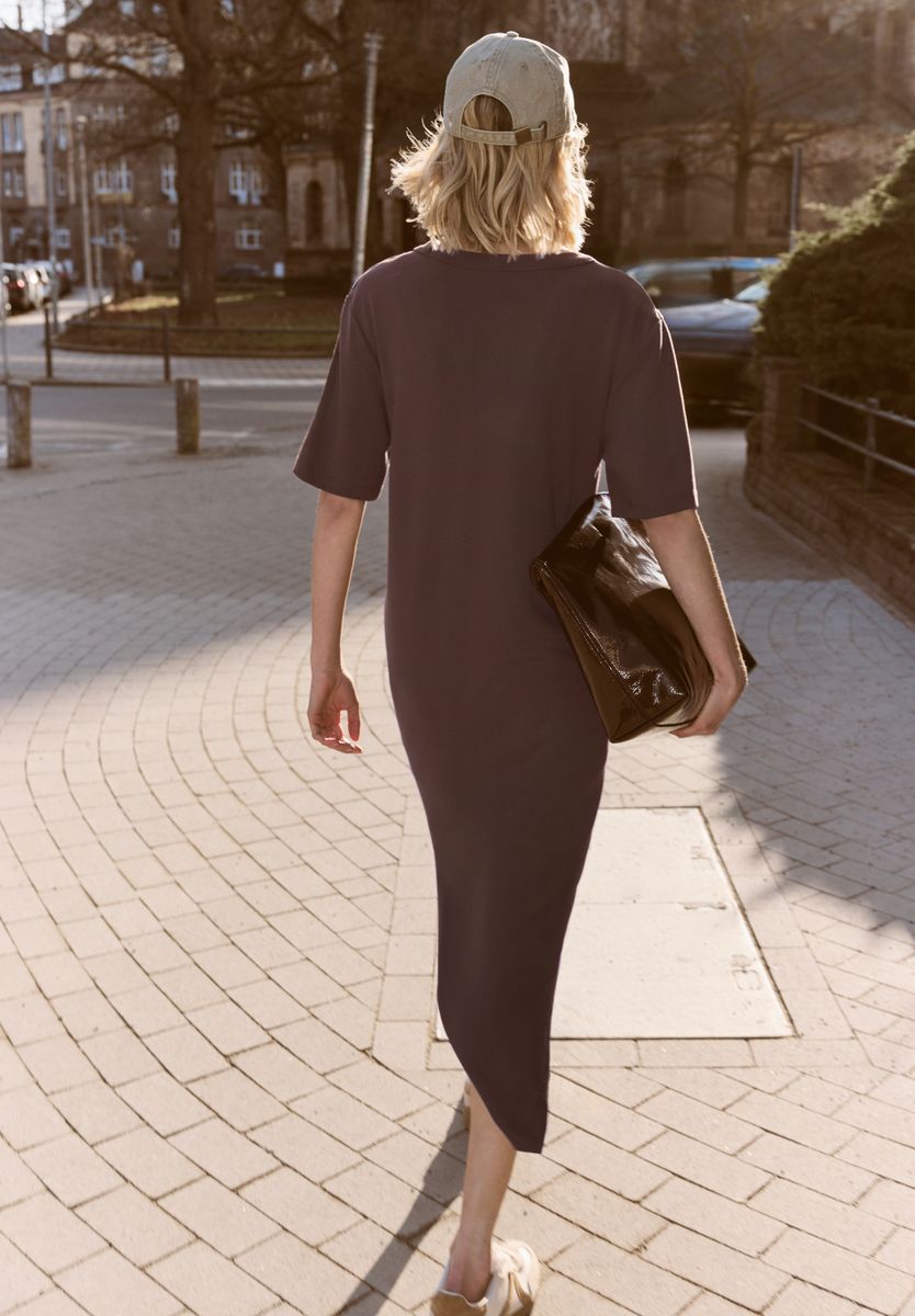 Midi-Kleid mit Rundhals und Knopfdetail