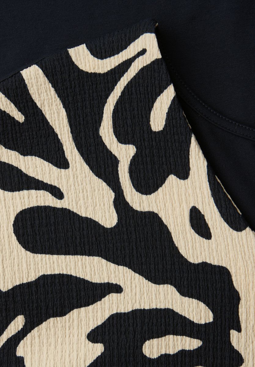 T-Shirt mit Split Neck und Frontprint