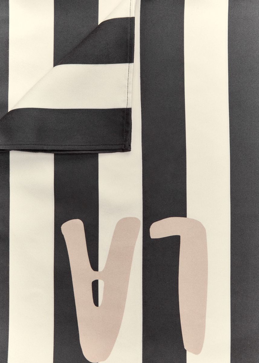 Handtuch mit  Streifen und OH LA LA-Schriftzug