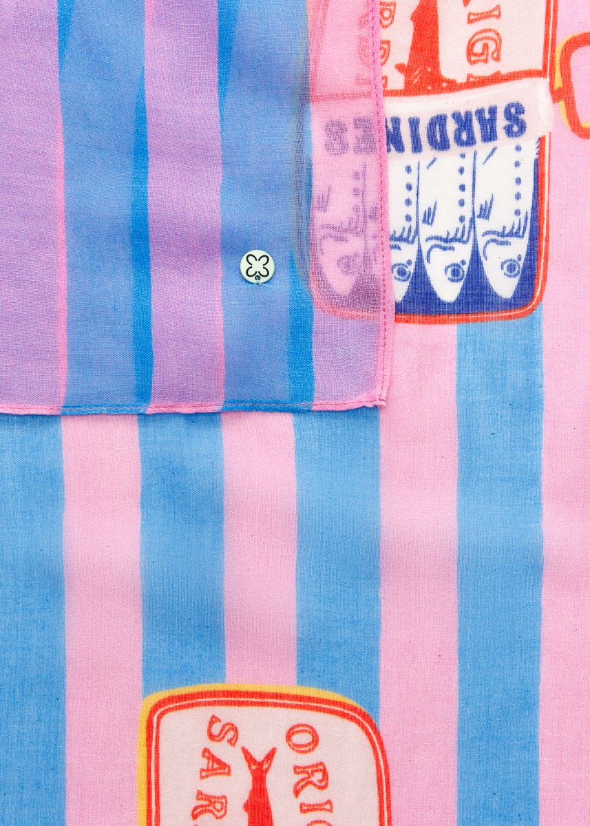 Feiner Schal aus Modalmischung mit Streifenmuster und Sardinen-Motiven