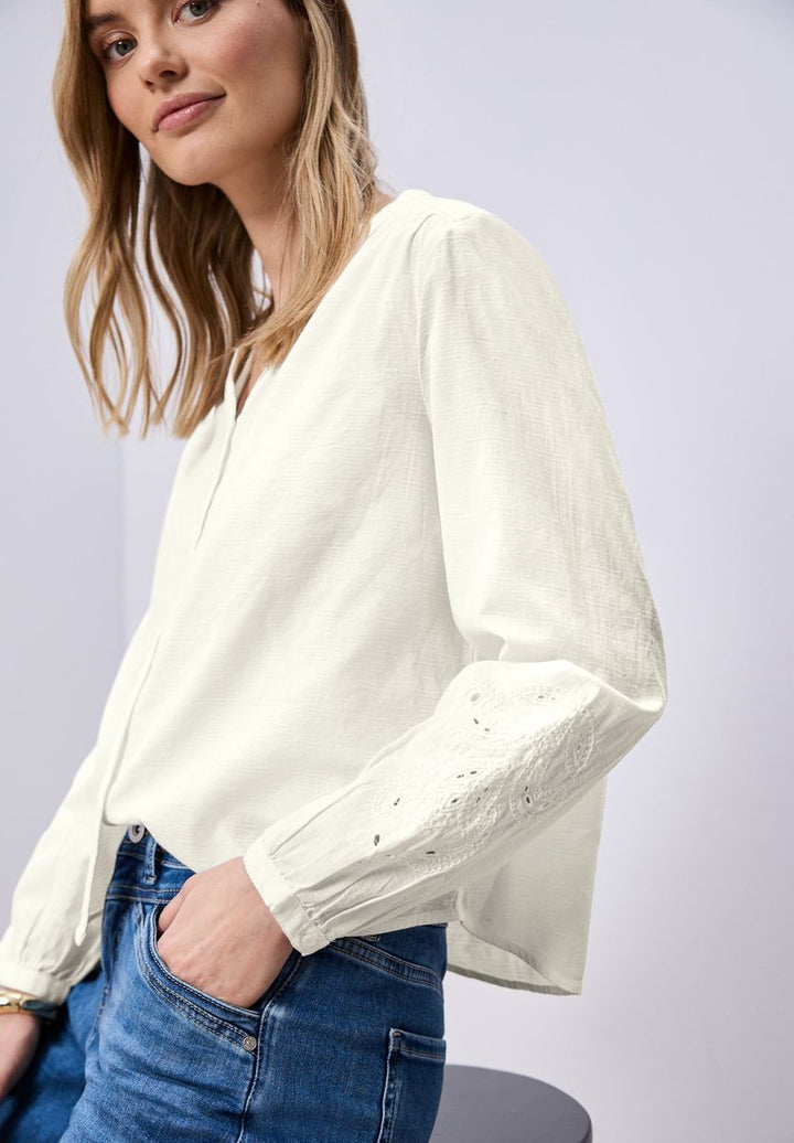 Bluse mit V-Neck und Stickerei