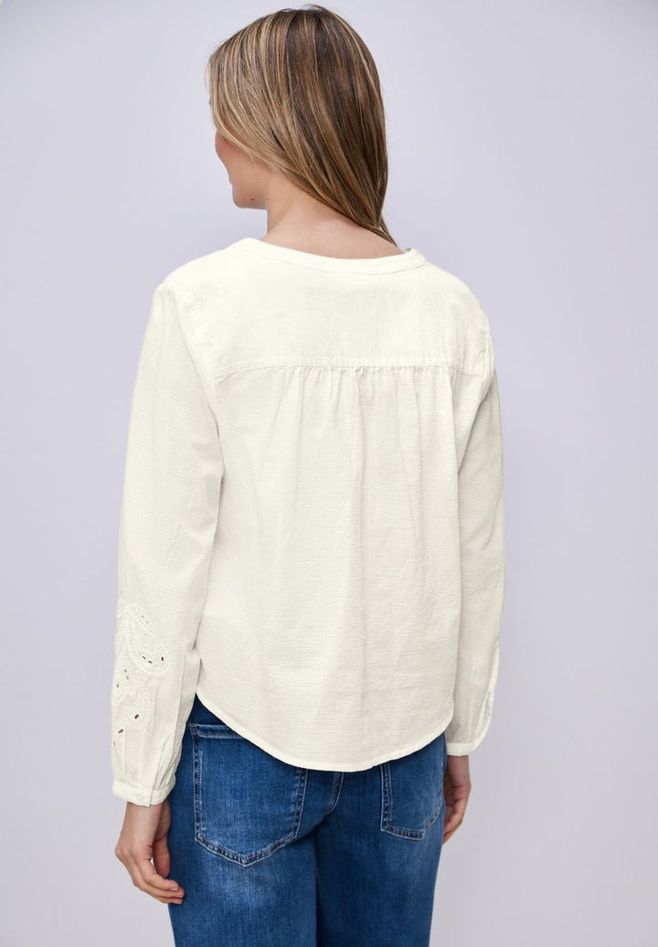Bluse mit V-Neck und Stickerei