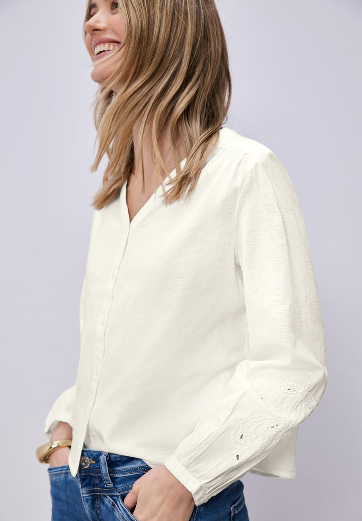 Bluse mit V-Neck und Stickerei