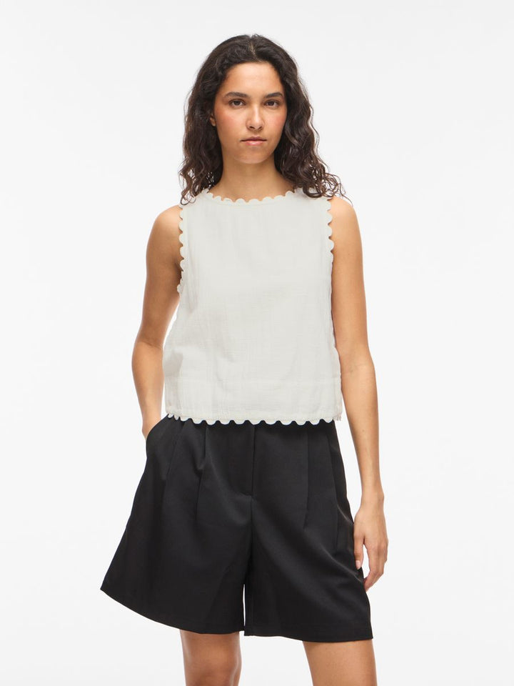 VIMINDY O-NECK S/L SCALLOP TOP