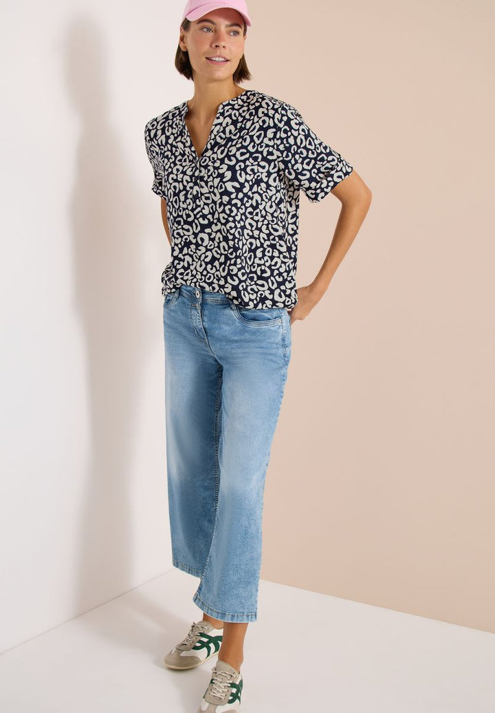 Bluse mit Split Neck und mit Leo-Muster