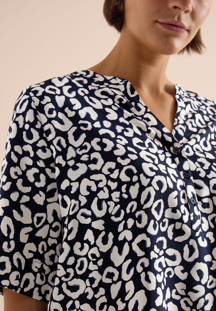 Bluse mit Split Neck und mit Leo-Muster