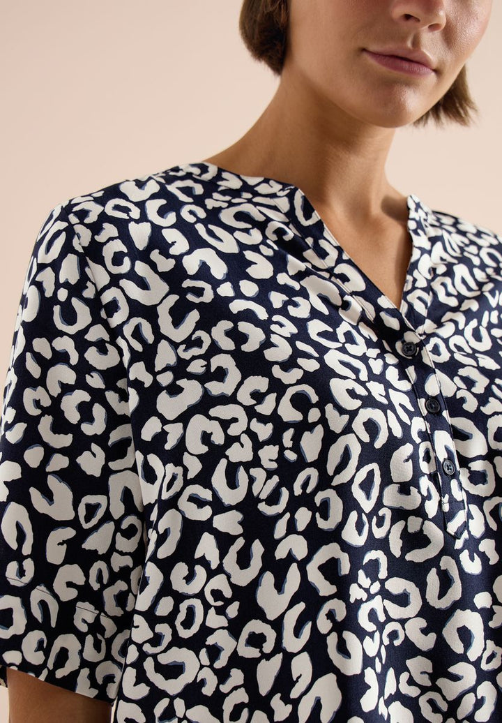 Bluse mit Split Neck und mit Leo-Muster