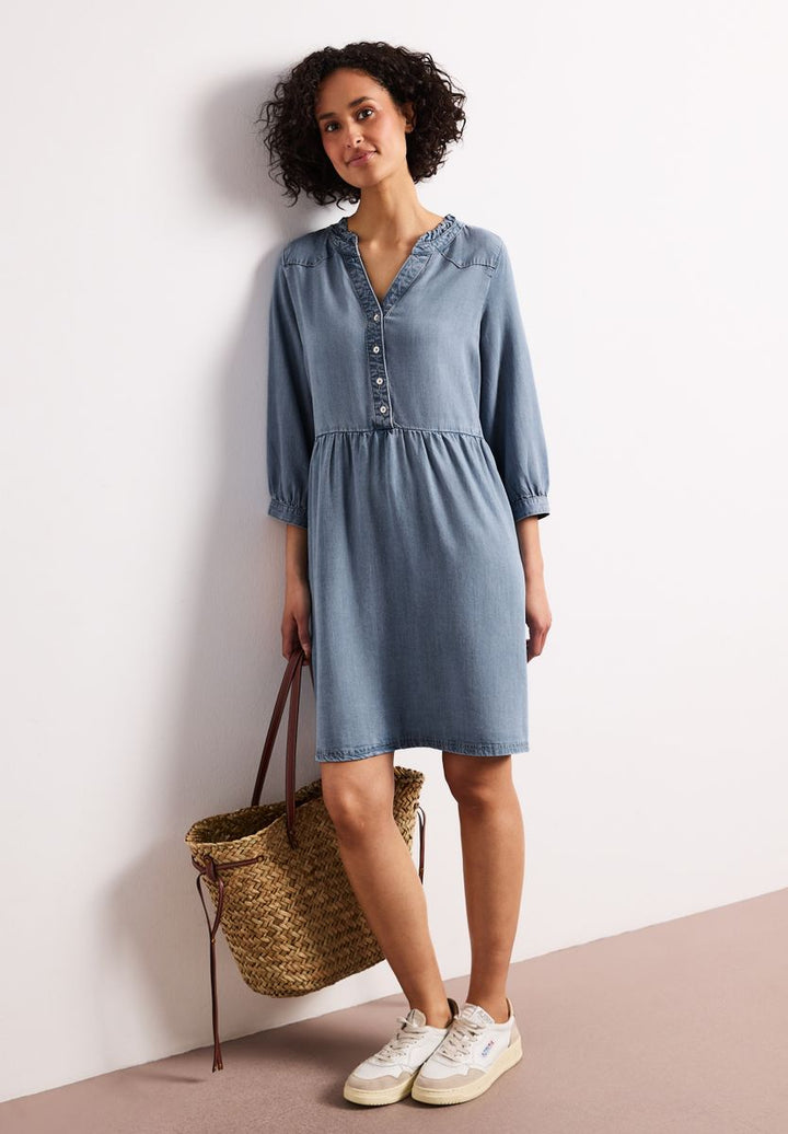 Knielanges Kleid mit Rüschen im Denim-Look