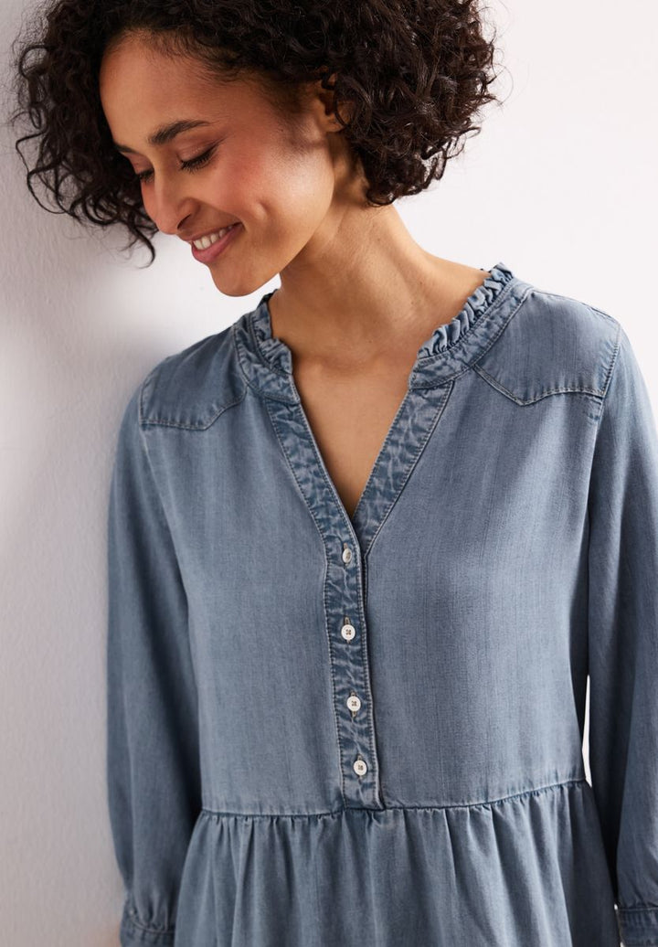 Knielanges Kleid mit Rüschen im Denim-Look