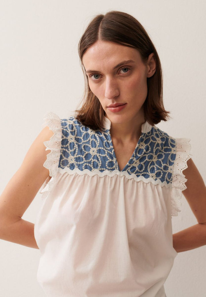 Bluse mit Stickereien