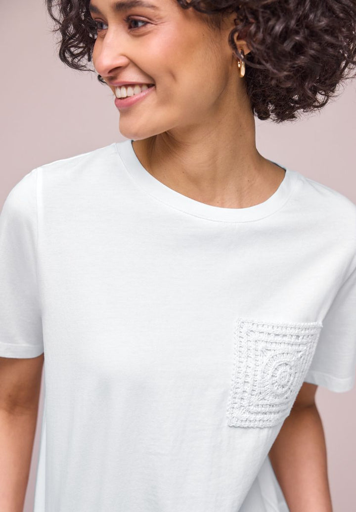 T-Shirt mit Rundhals und Crochet-Tasche