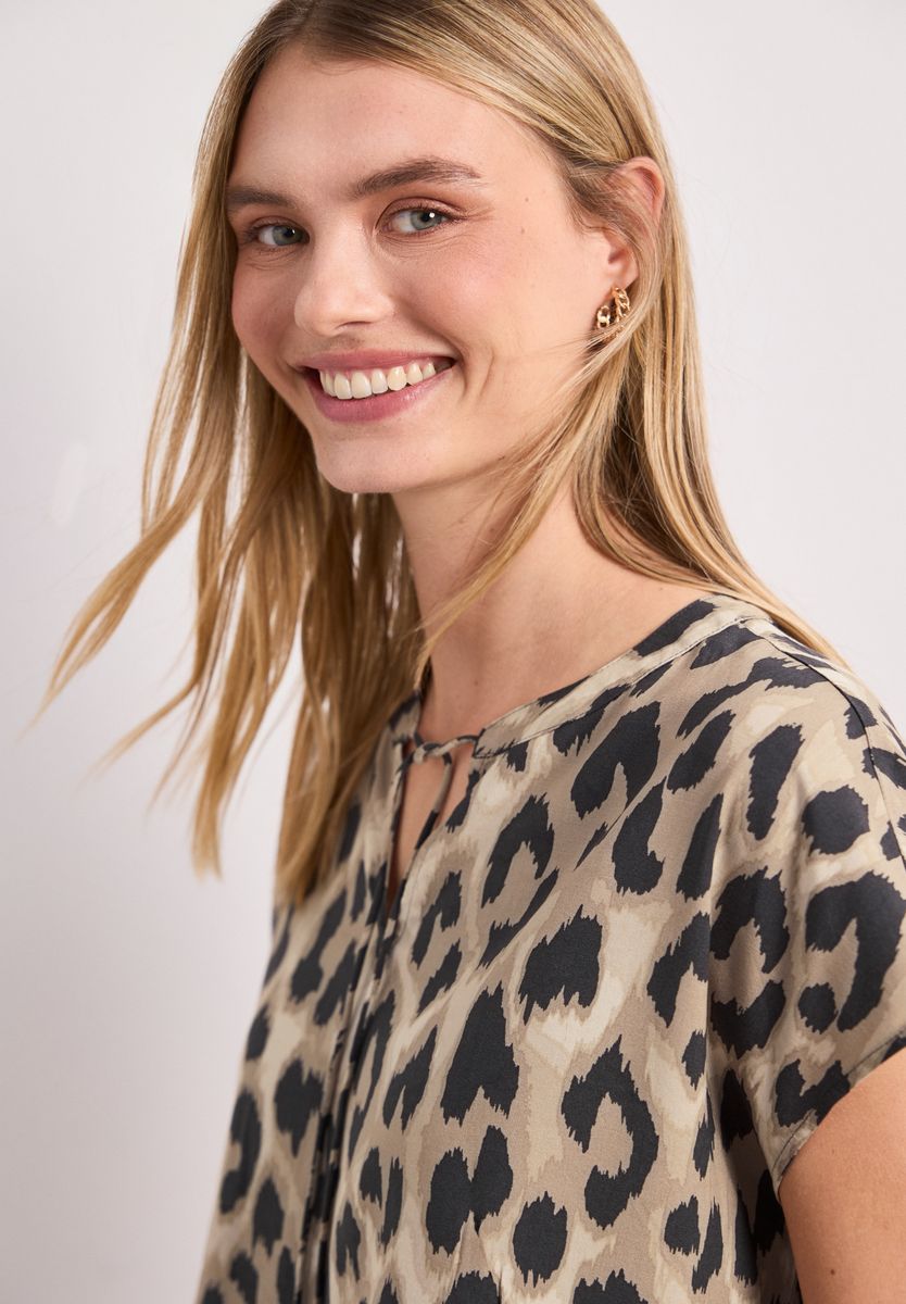 Blusenshirt mit Split Neck und Smokdetail