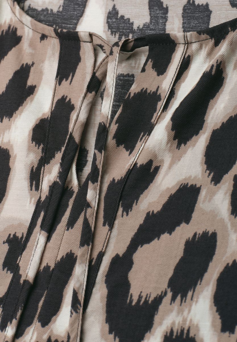Knielanges Kleid mit Split Neck und Print
