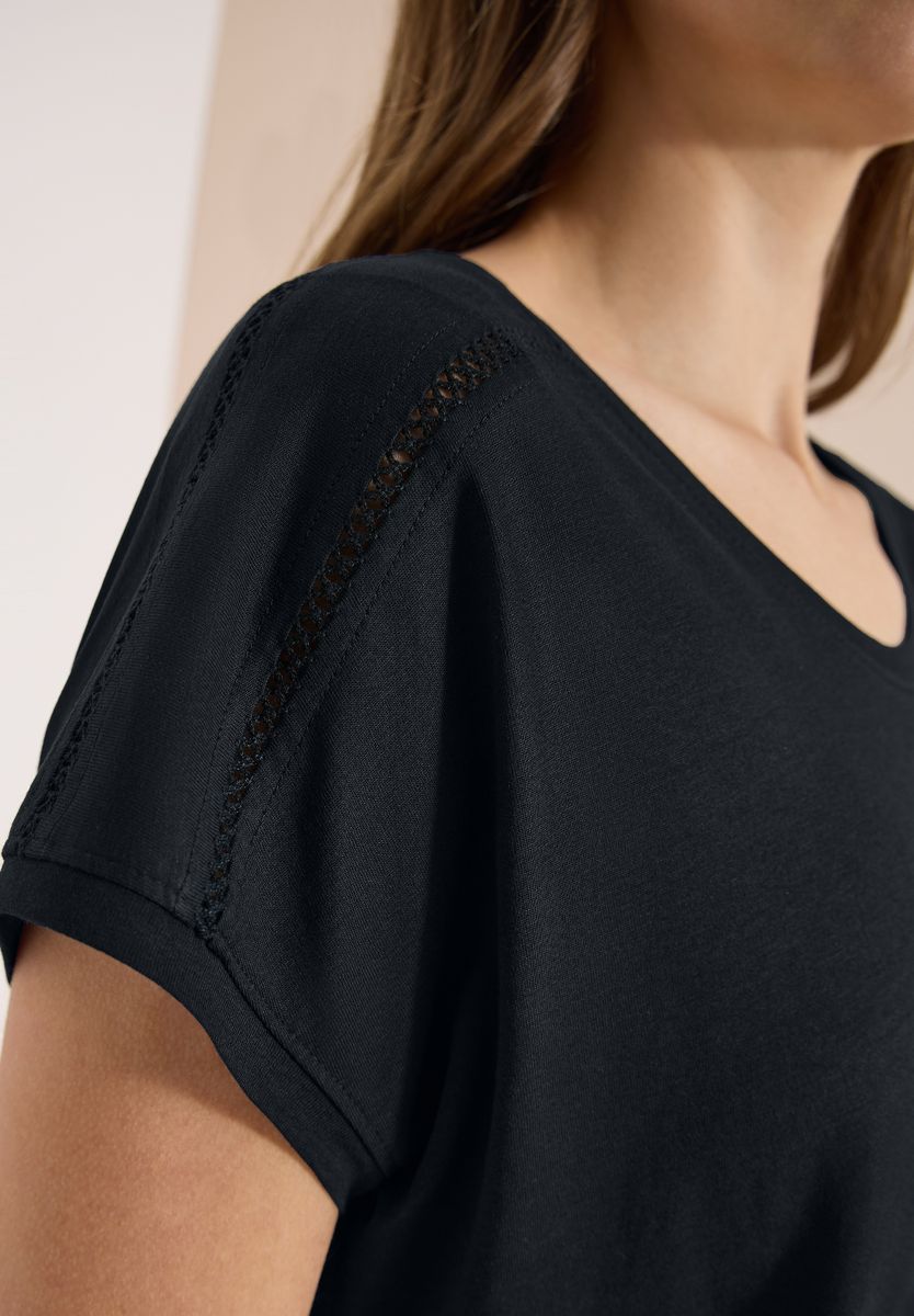 T-Shirt mit V-Neck und Spitzendetail