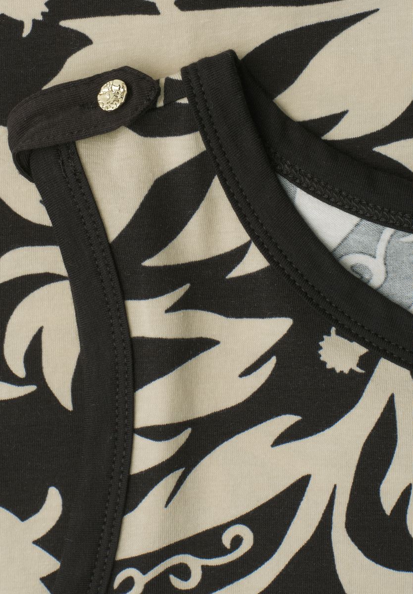 Top mit Rundhals und Knopfdetail