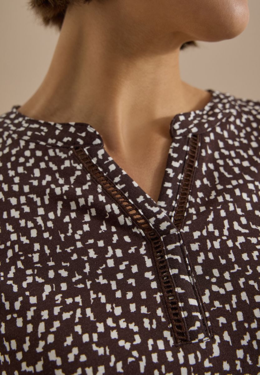 T-Shirt mit Split Neck und Print