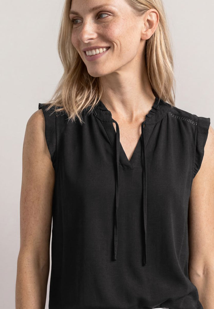 Top mit Strukturmix und Crochet-Details