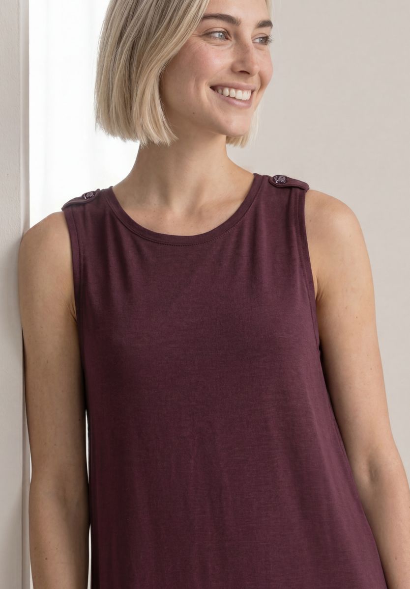 Knielanges Kleid mit Rundhals und Knopfdetail
