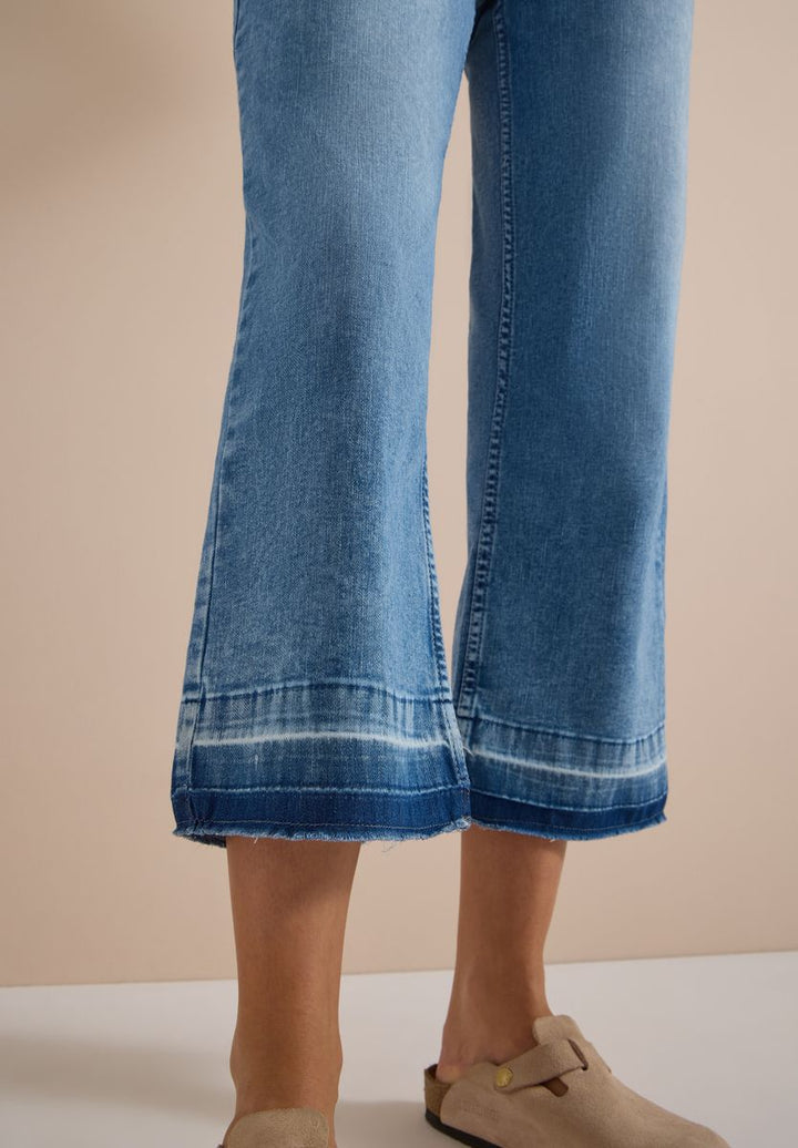 Straight Leg Jeans mit frasigem Saum