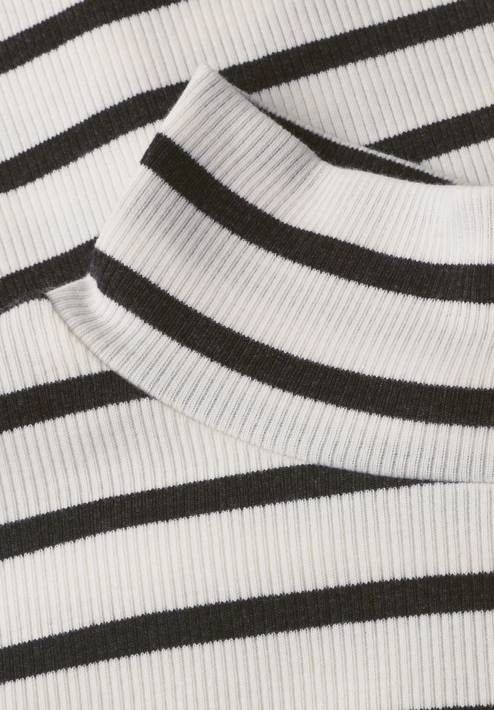 T-Shirt mit Turtle Neck in Rippstruktur