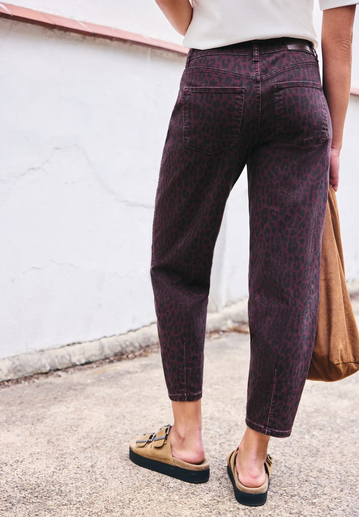 High Waist Barrel Leg Jeans mit Leo-Print