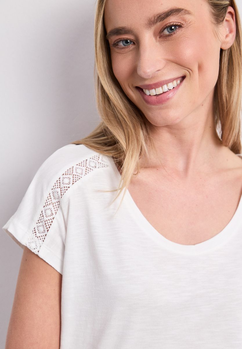 Shirt mit V-Neck und Crochet-Details